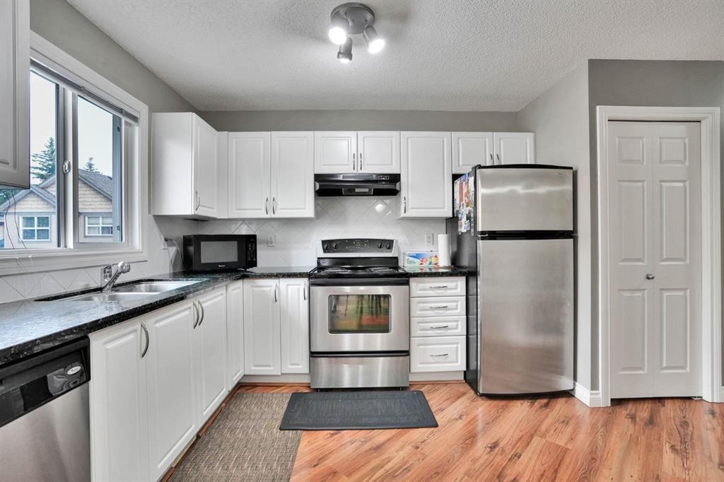 199 Cedarwood Lane Sw, Calgary, AB - Indoor Photo Showing Kitchen