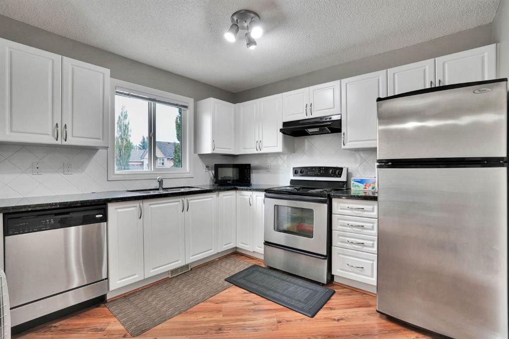 199 Cedarwood Lane Sw, Calgary, AB - Indoor Photo Showing Kitchen