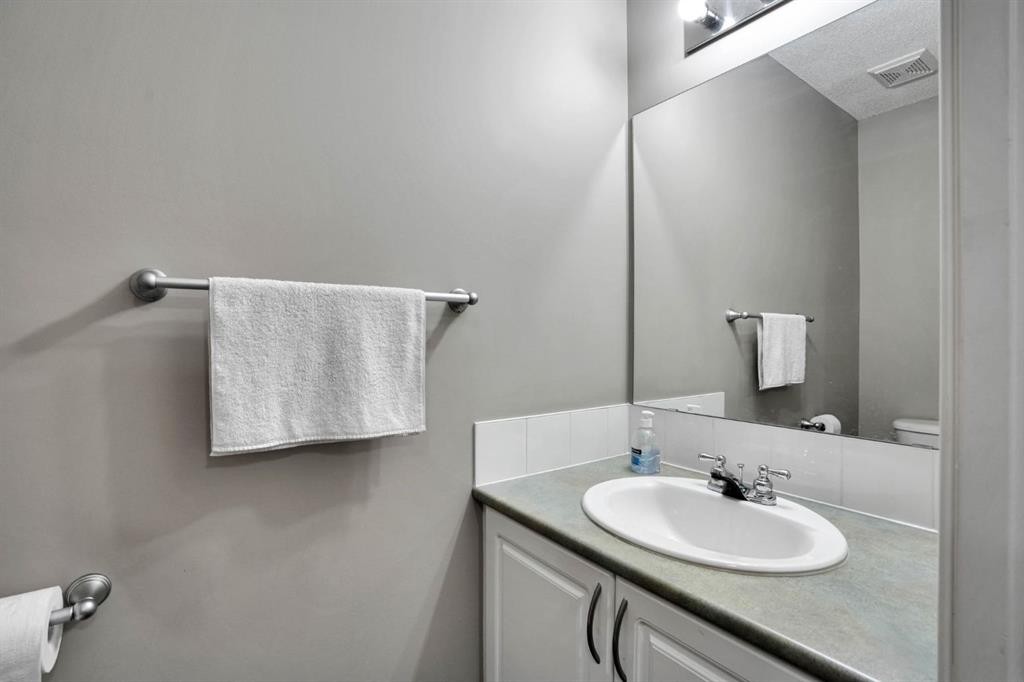 199 Cedarwood Lane Sw, Calgary, AB - Indoor Photo Showing Bathroom