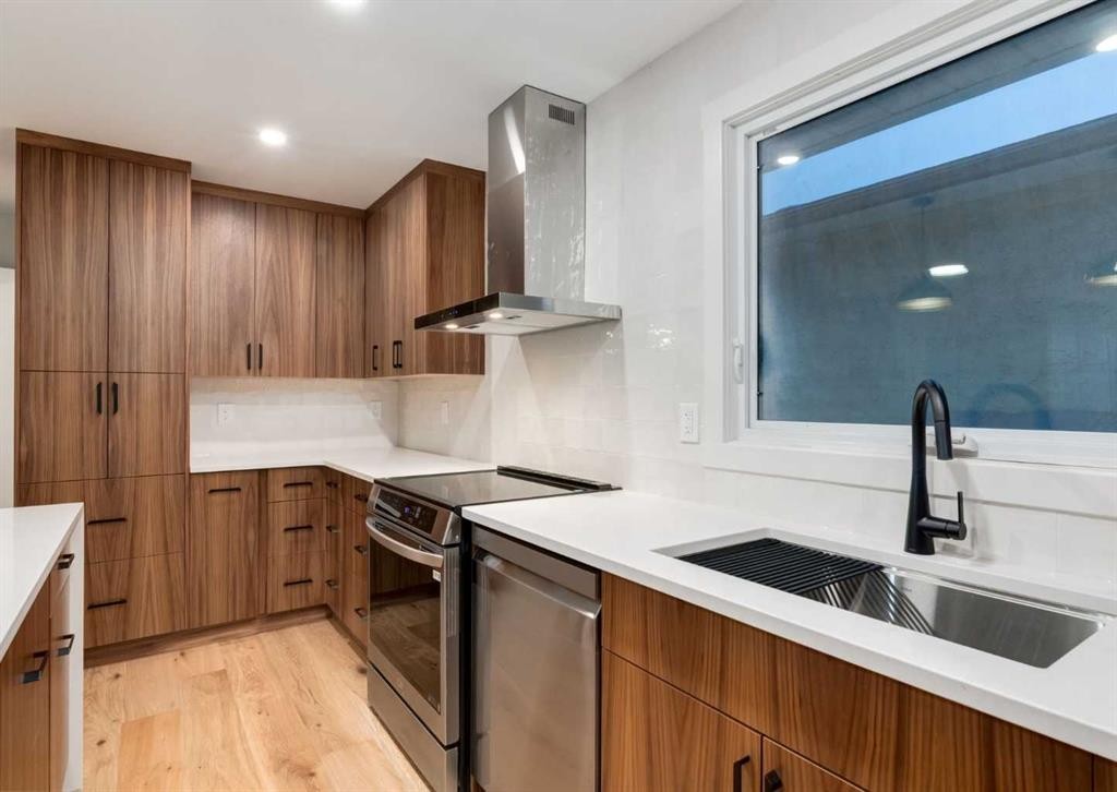 6460 Silver Ridge Way Nw, Calgary, AB - Indoor Photo Showing Kitchen With Double Sink