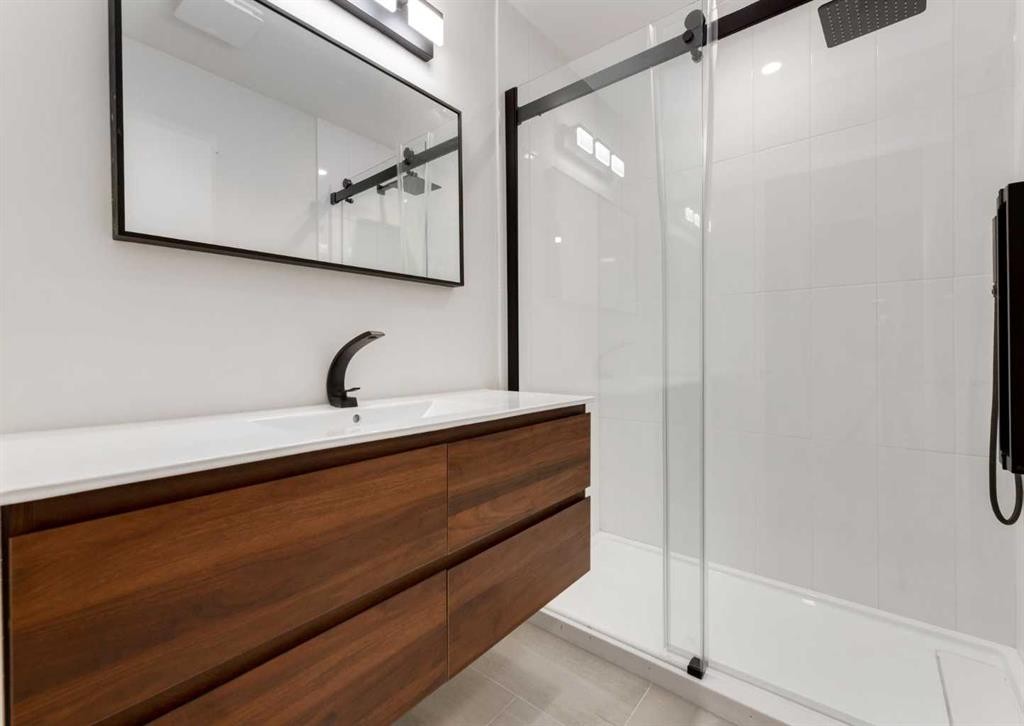 6460 Silver Ridge Way Nw, Calgary, AB - Indoor Photo Showing Bathroom