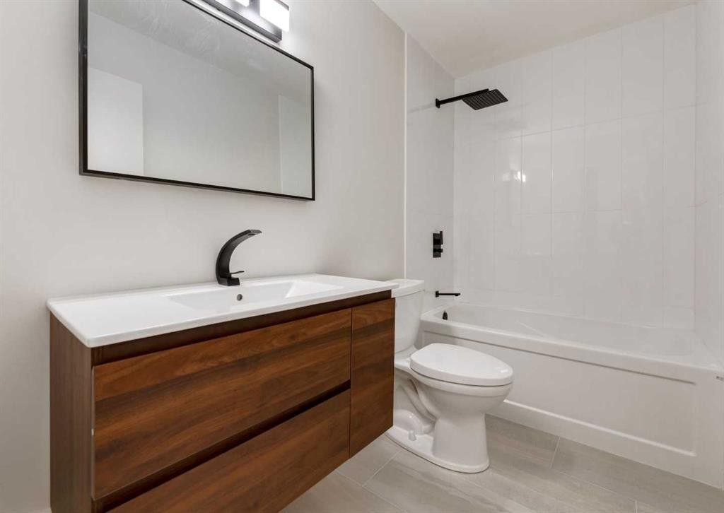 6460 Silver Ridge Way Nw, Calgary, AB - Indoor Photo Showing Bathroom