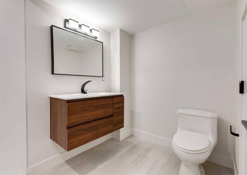 6460 Silver Ridge Way Nw, Calgary, AB - Indoor Photo Showing Bathroom