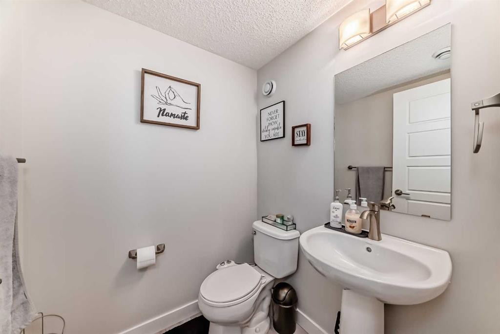 107 Lucas Boulevard Nw, Calgary, AB - Indoor Photo Showing Bathroom