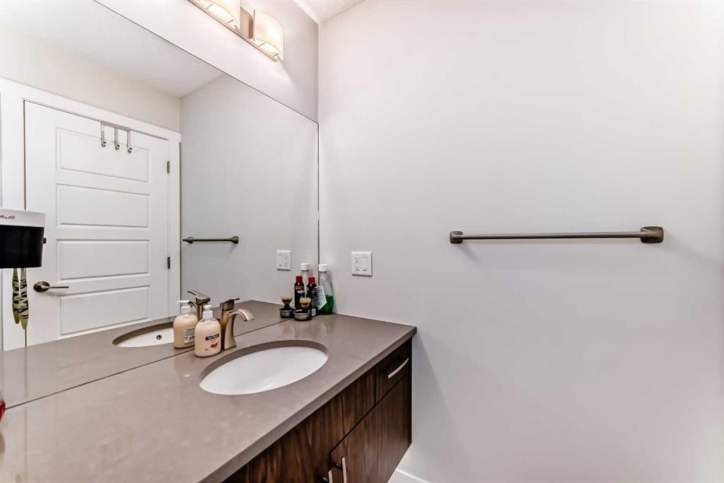 107 Lucas Boulevard Nw, Calgary, AB - Indoor Photo Showing Bathroom