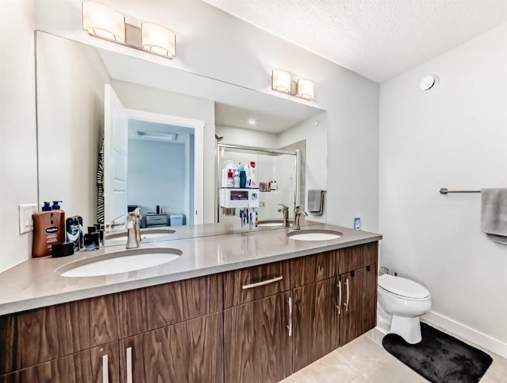 107 Lucas Boulevard Nw, Calgary, AB - Indoor Photo Showing Bathroom