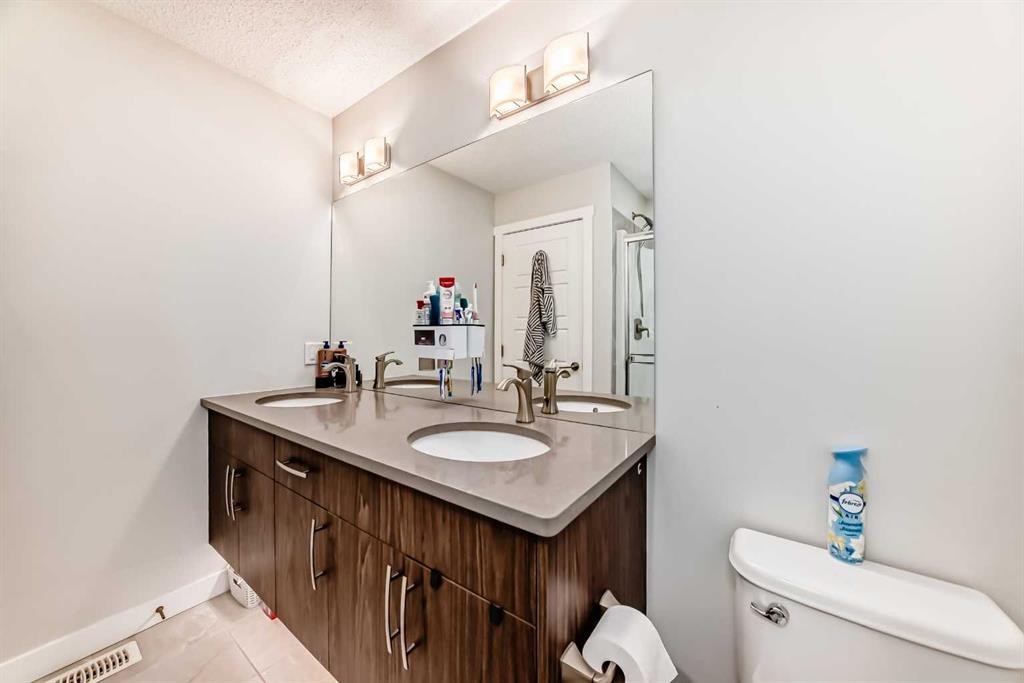 107 Lucas Boulevard Nw, Calgary, AB - Indoor Photo Showing Bathroom