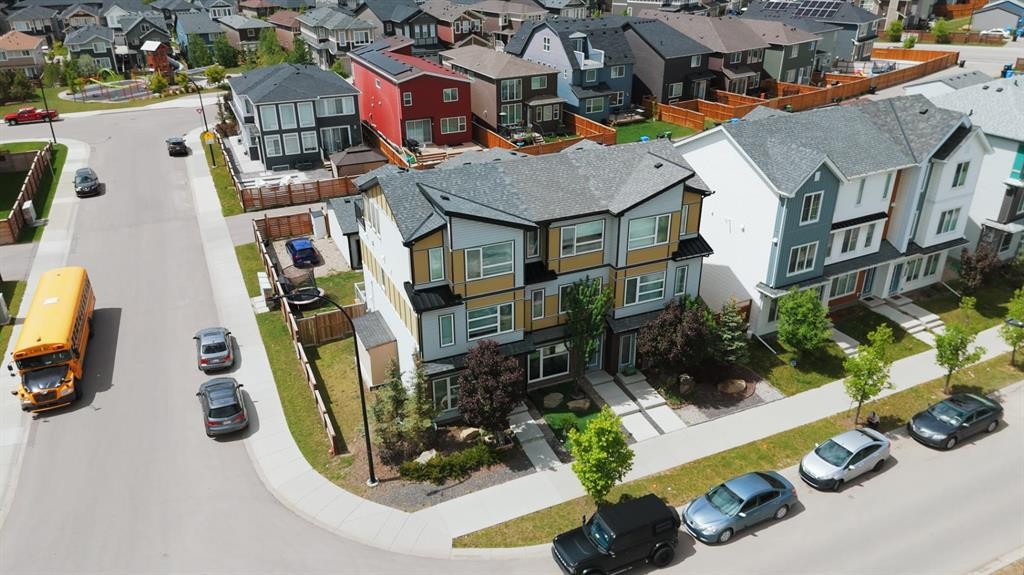 107 Lucas Boulevard Nw, Calgary, AB - Outdoor With Facade