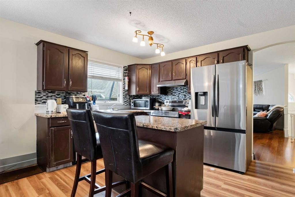 403 Shawinigan Drive Sw, Calgary, AB - Indoor Photo Showing Kitchen