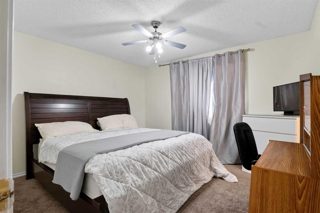 403 Shawinigan Drive Sw, Calgary, AB - Indoor Photo Showing Bedroom
