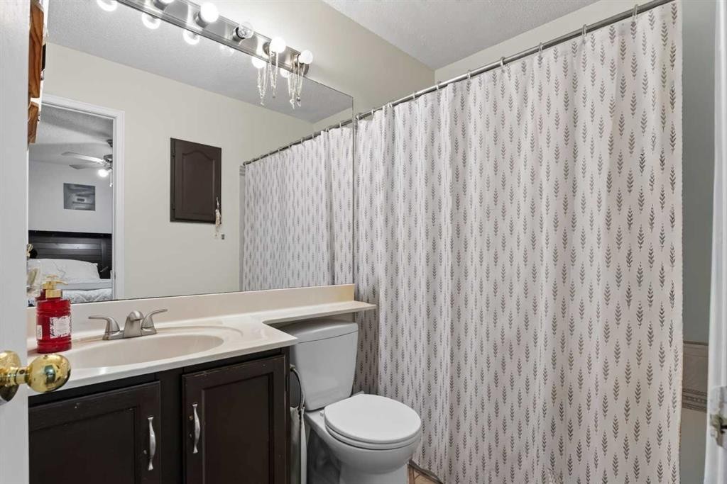 403 Shawinigan Drive Sw, Calgary, AB - Indoor Photo Showing Bathroom