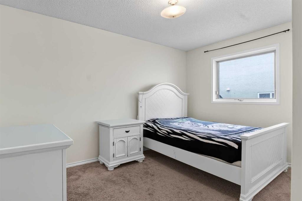403 Shawinigan Drive Sw, Calgary, AB - Indoor Photo Showing Bedroom