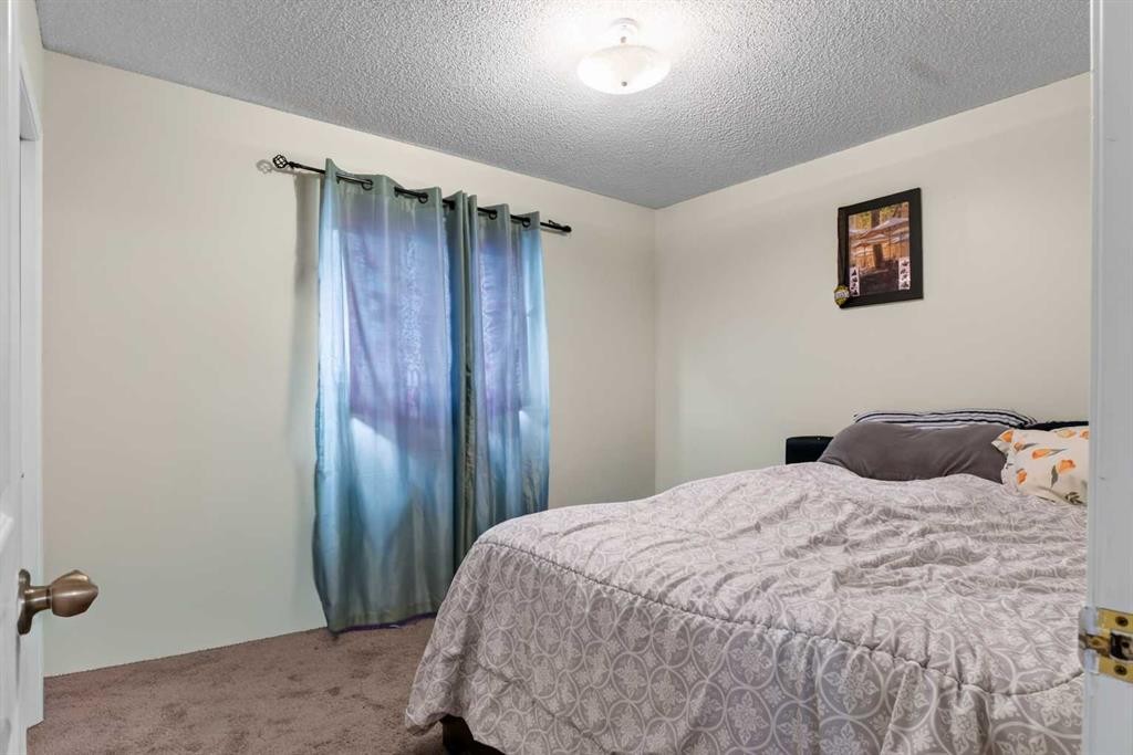403 Shawinigan Drive Sw, Calgary, AB - Indoor Photo Showing Bedroom