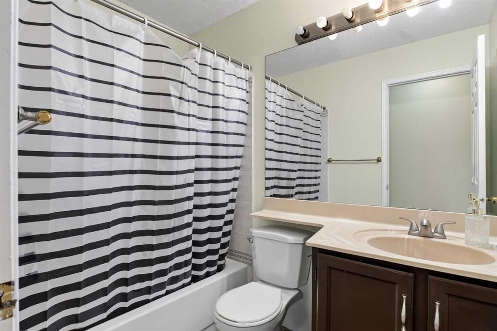 403 Shawinigan Drive Sw, Calgary, AB - Indoor Photo Showing Bathroom