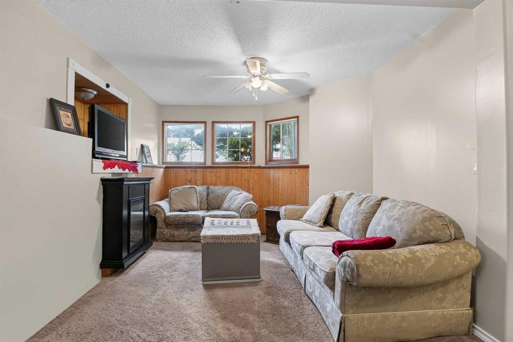 403 Shawinigan Drive Sw, Calgary, AB - Indoor Photo Showing Living Room