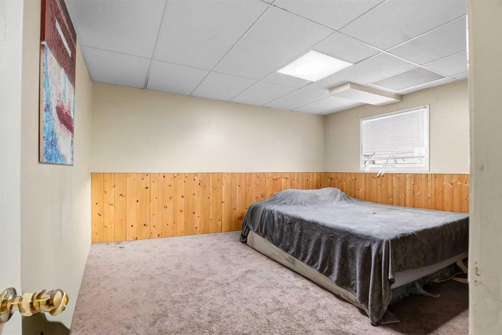 403 Shawinigan Drive Sw, Calgary, AB - Indoor Photo Showing Bedroom