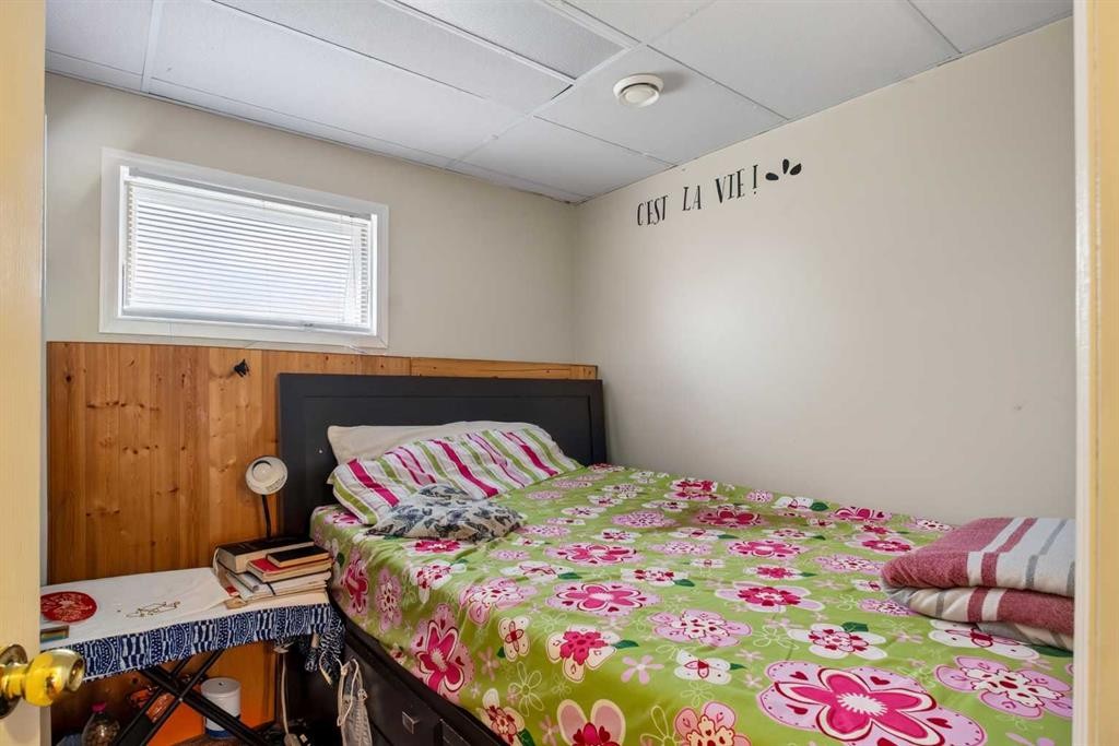 403 Shawinigan Drive Sw, Calgary, AB - Indoor Photo Showing Bedroom