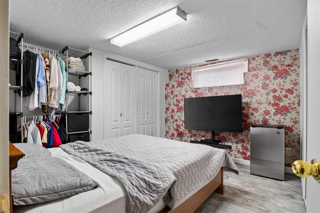 403 Shawinigan Drive Sw, Calgary, AB - Indoor Photo Showing Bedroom