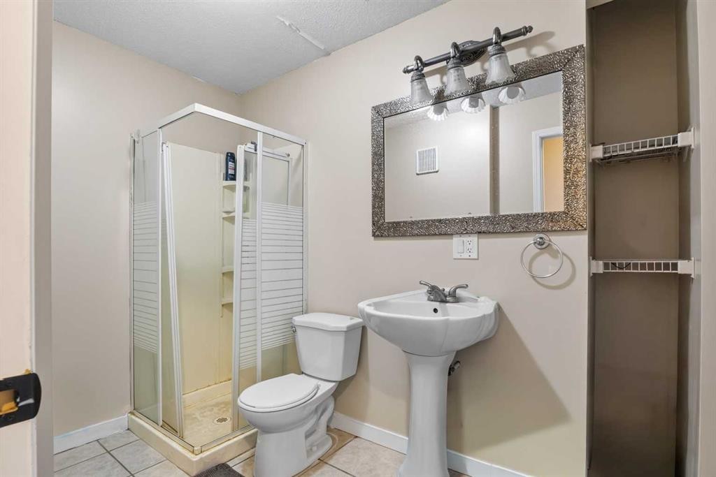 403 Shawinigan Drive Sw, Calgary, AB - Indoor Photo Showing Bathroom