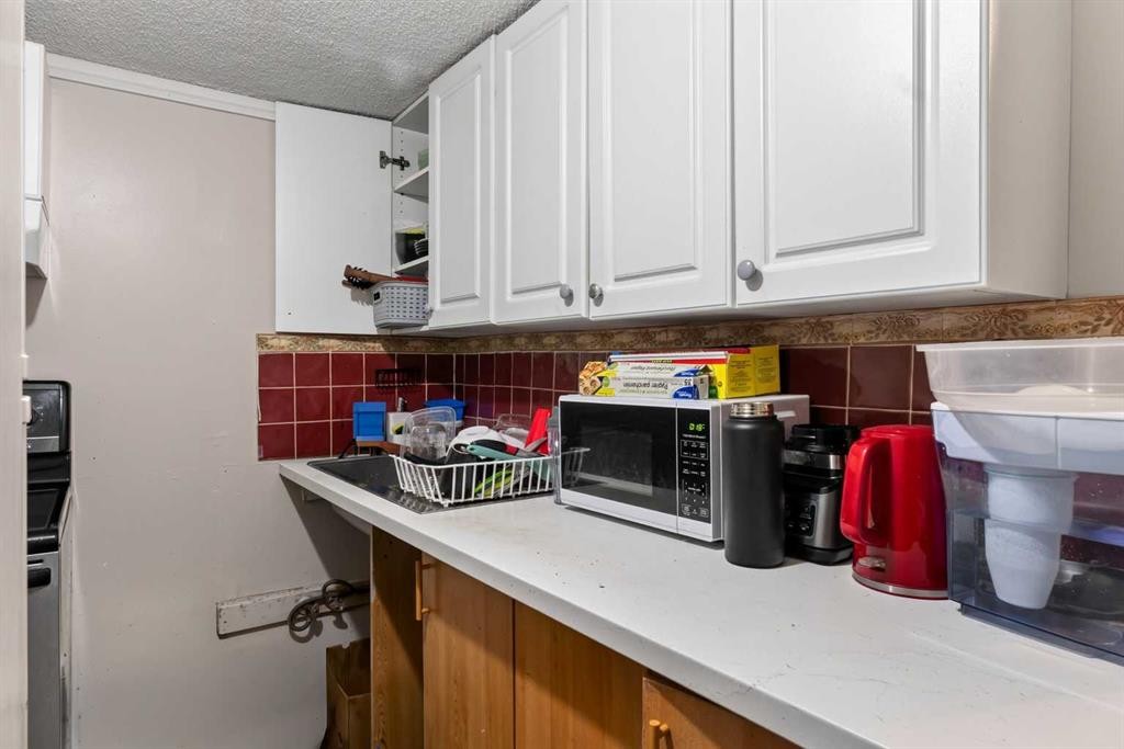 403 Shawinigan Drive Sw, Calgary, AB - Indoor Photo Showing Kitchen