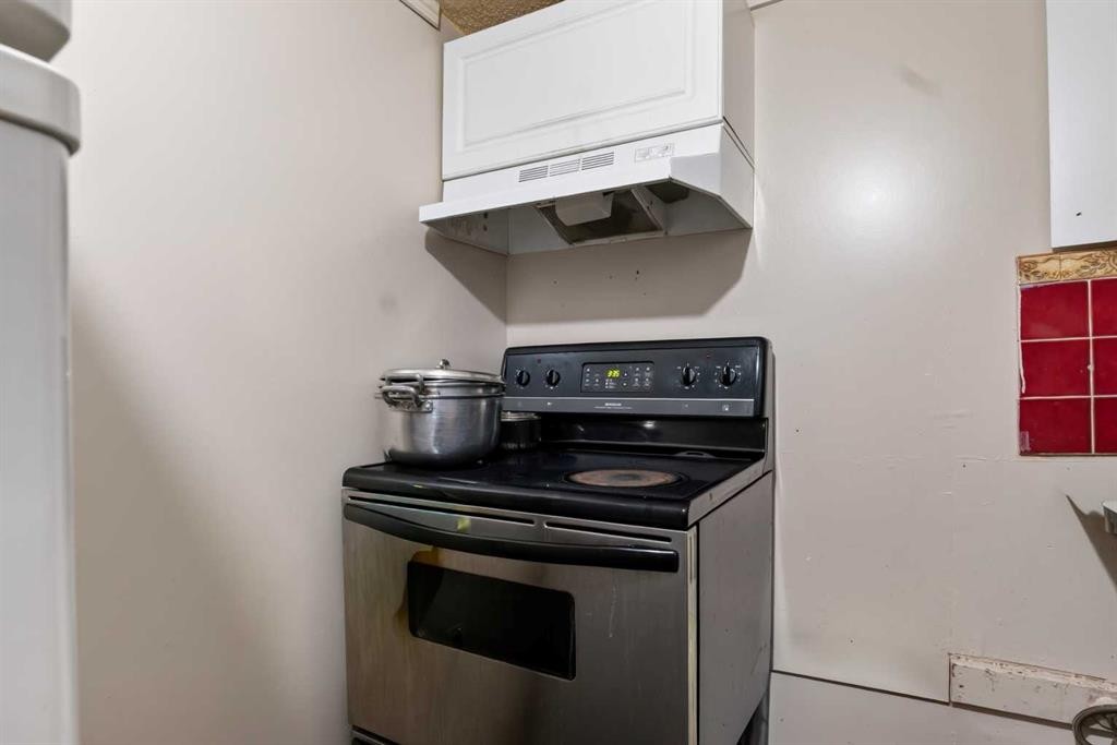 403 Shawinigan Drive Sw, Calgary, AB - Indoor Photo Showing Kitchen