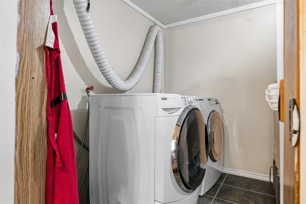 403 Shawinigan Drive Sw, Calgary, AB - Indoor Photo Showing Laundry Room