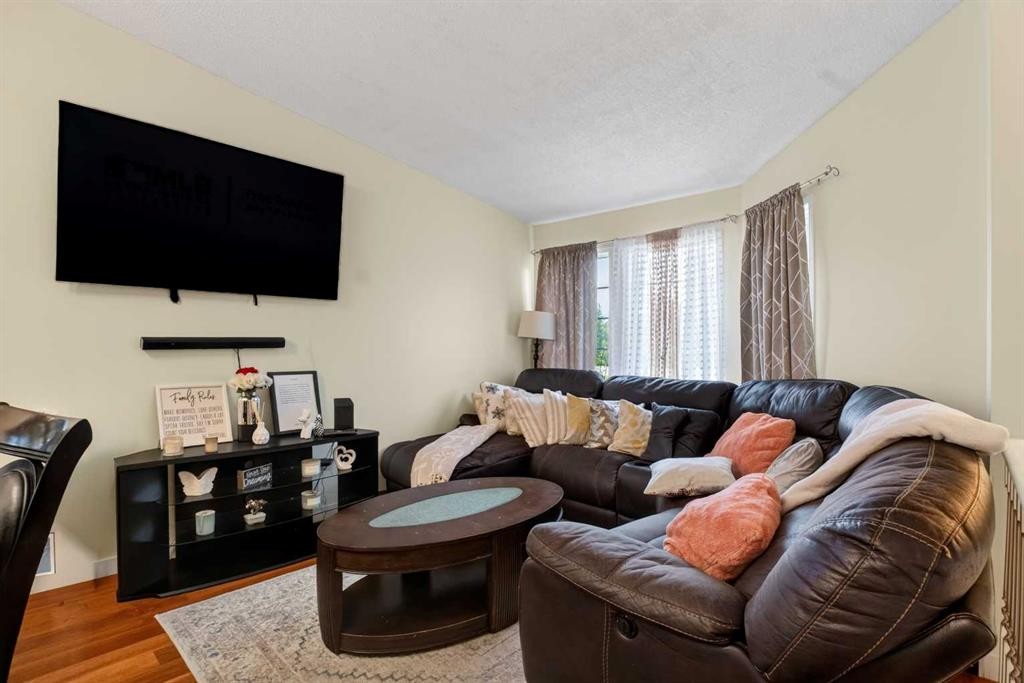 403 Shawinigan Drive Sw, Calgary, AB - Indoor Photo Showing Living Room
