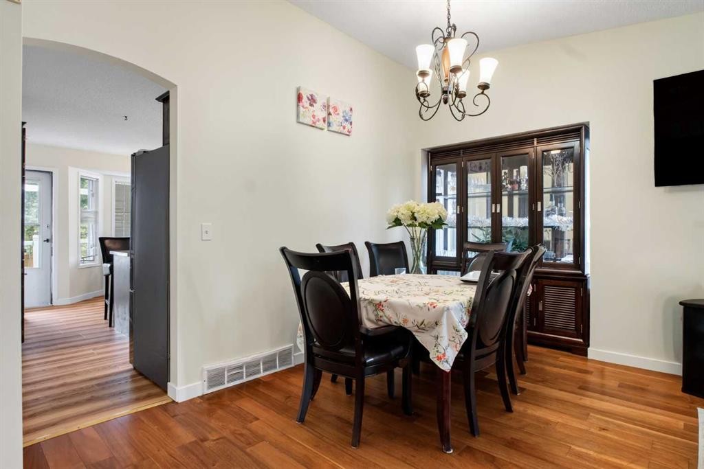403 Shawinigan Drive Sw, Calgary, AB - Indoor Photo Showing Dining Room