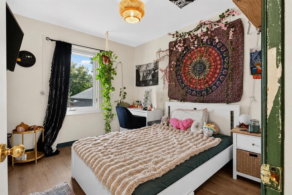 6420 18 Street Se, Calgary, AB - Indoor Photo Showing Bedroom