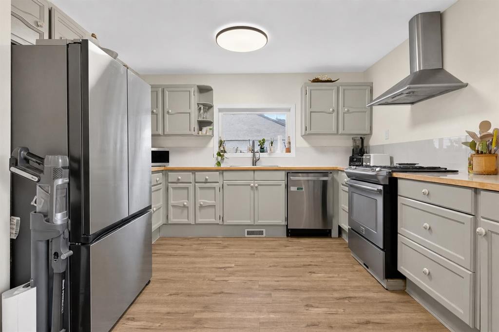 6420 18 Street Se, Calgary, AB - Indoor Photo Showing Kitchen With Stainless Steel Kitchen