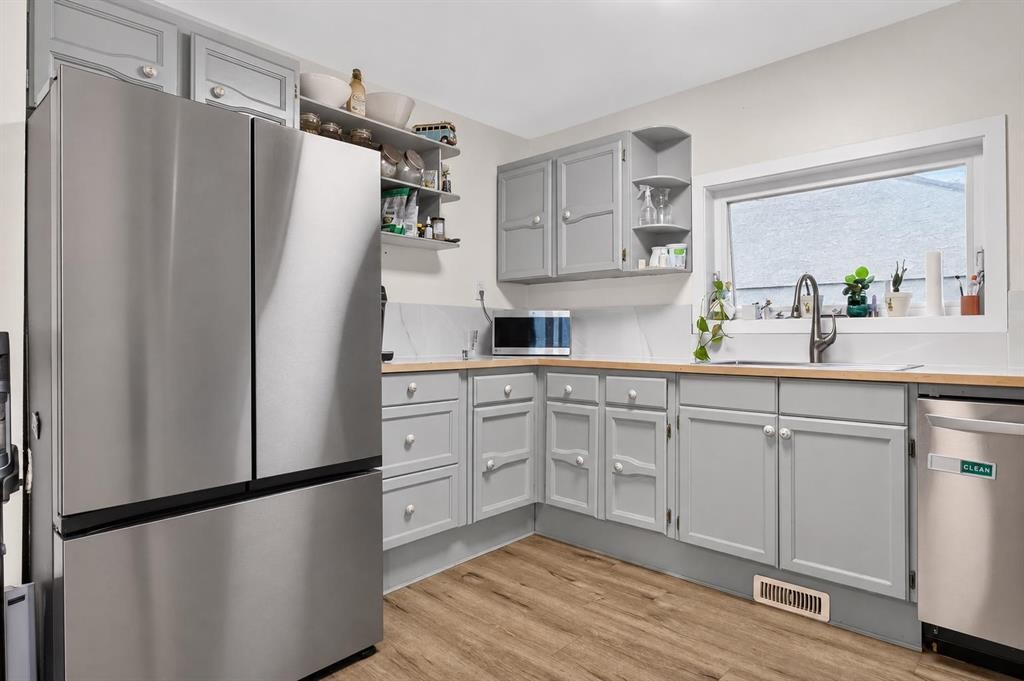 6420 18 Street Se, Calgary, AB - Indoor Photo Showing Kitchen With Stainless Steel Kitchen