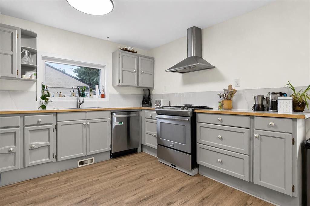 6420 18 Street Se, Calgary, AB - Indoor Photo Showing Kitchen