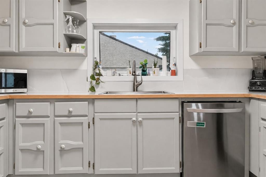 6420 18 Street Se, Calgary, AB - Indoor Photo Showing Kitchen