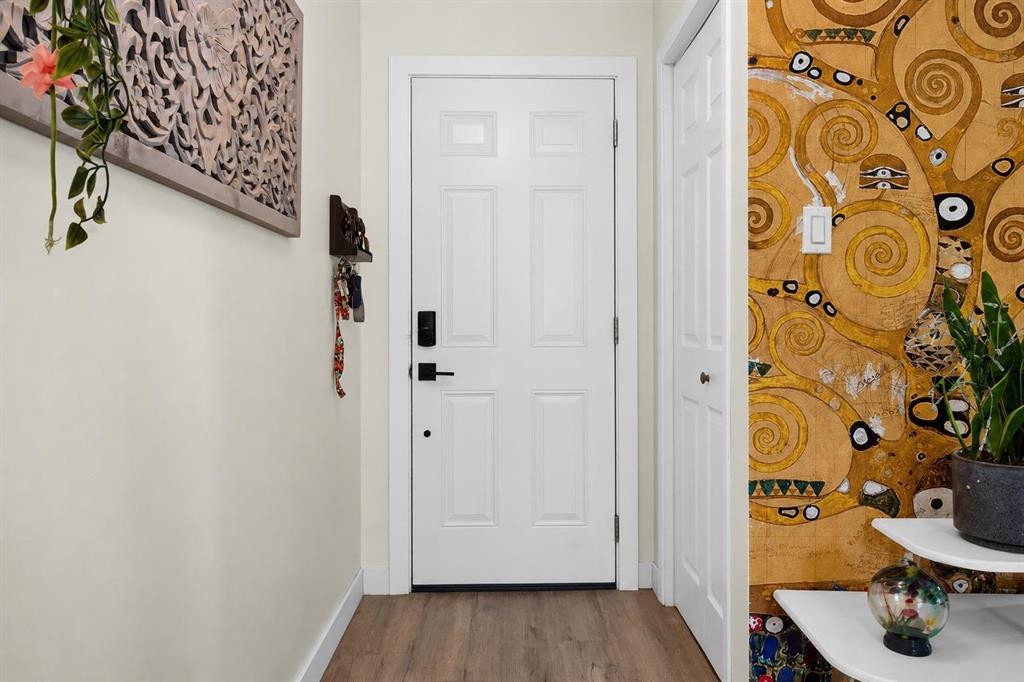 6420 18 Street Se, Calgary, AB - Indoor Photo Showing Other Room