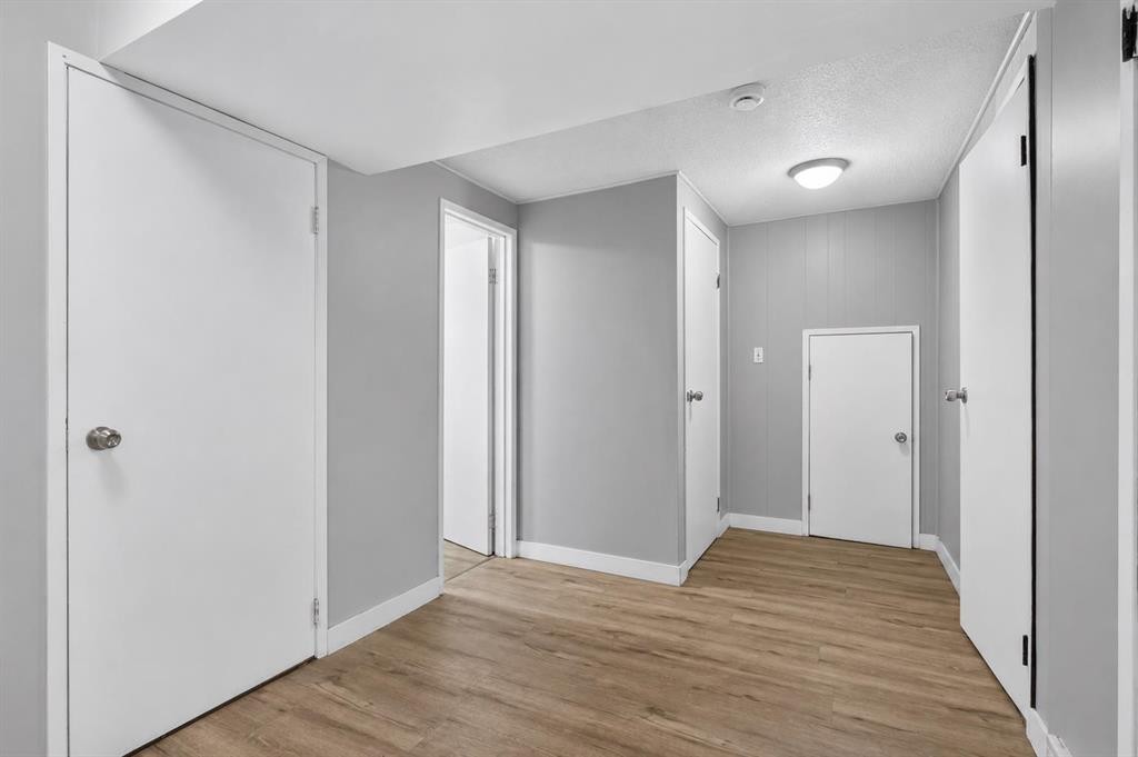 6420 18 Street Se, Calgary, AB - Indoor Photo Showing Other Room