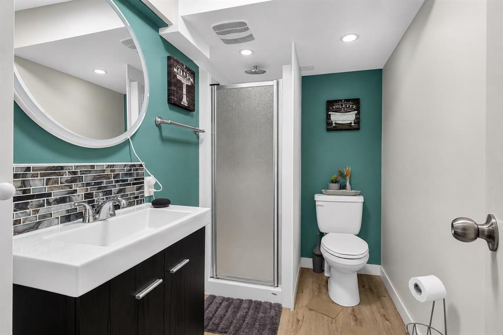 6420 18 Street Se, Calgary, AB - Indoor Photo Showing Bathroom