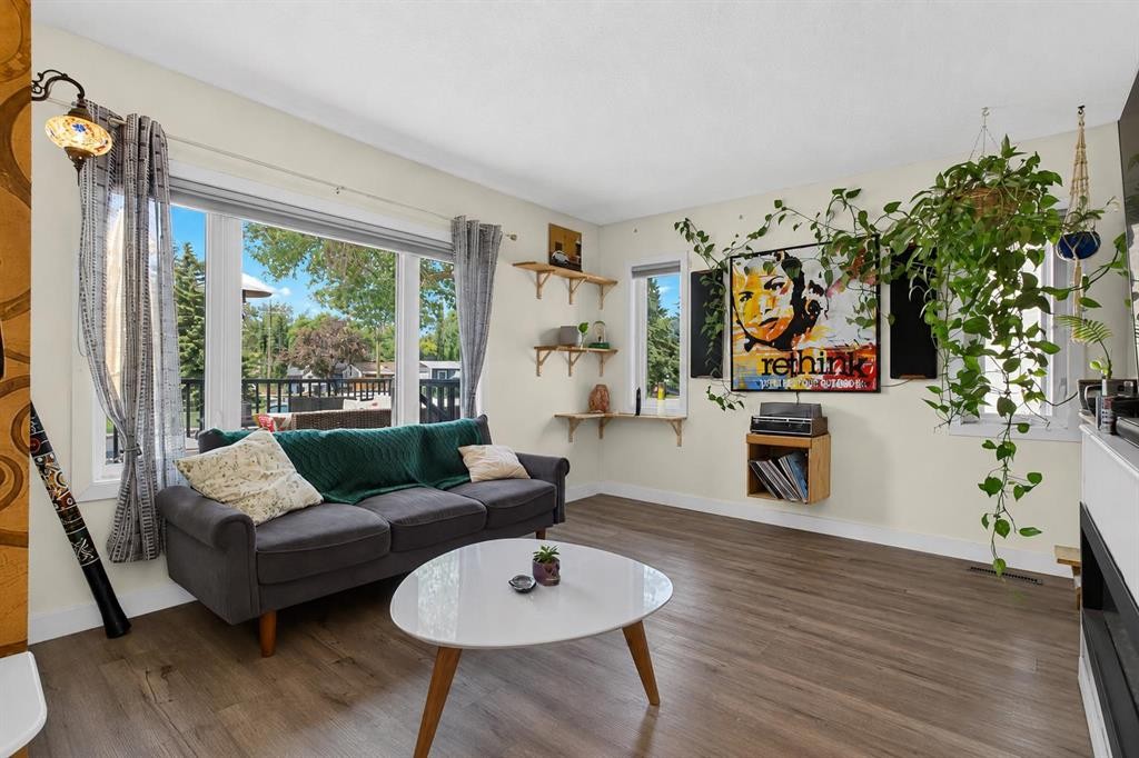 6420 18 Street Se, Calgary, AB - Indoor Photo Showing Living Room
