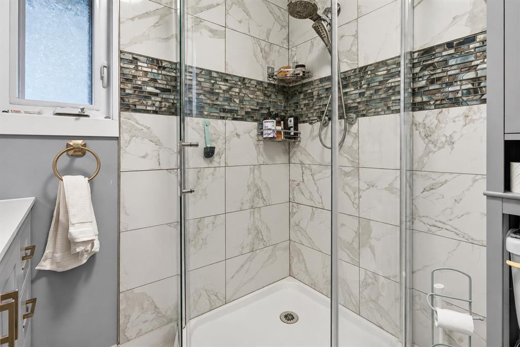 6420 18 Street Se, Calgary, AB - Indoor Photo Showing Bathroom