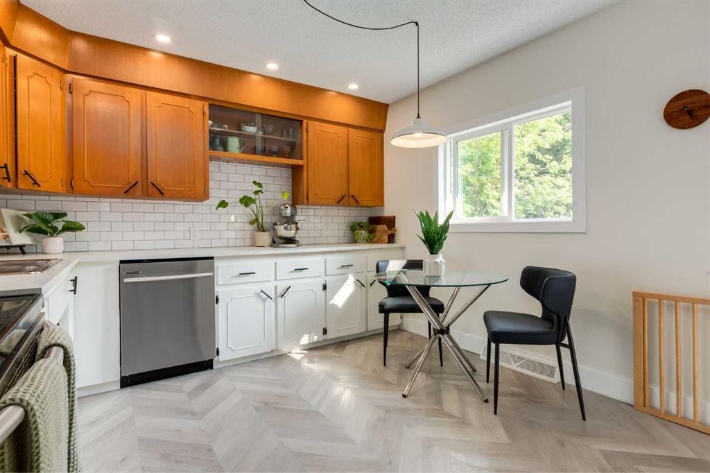 131 Thorncrest Road Nw, Calgary, AB - Indoor Photo Showing Kitchen