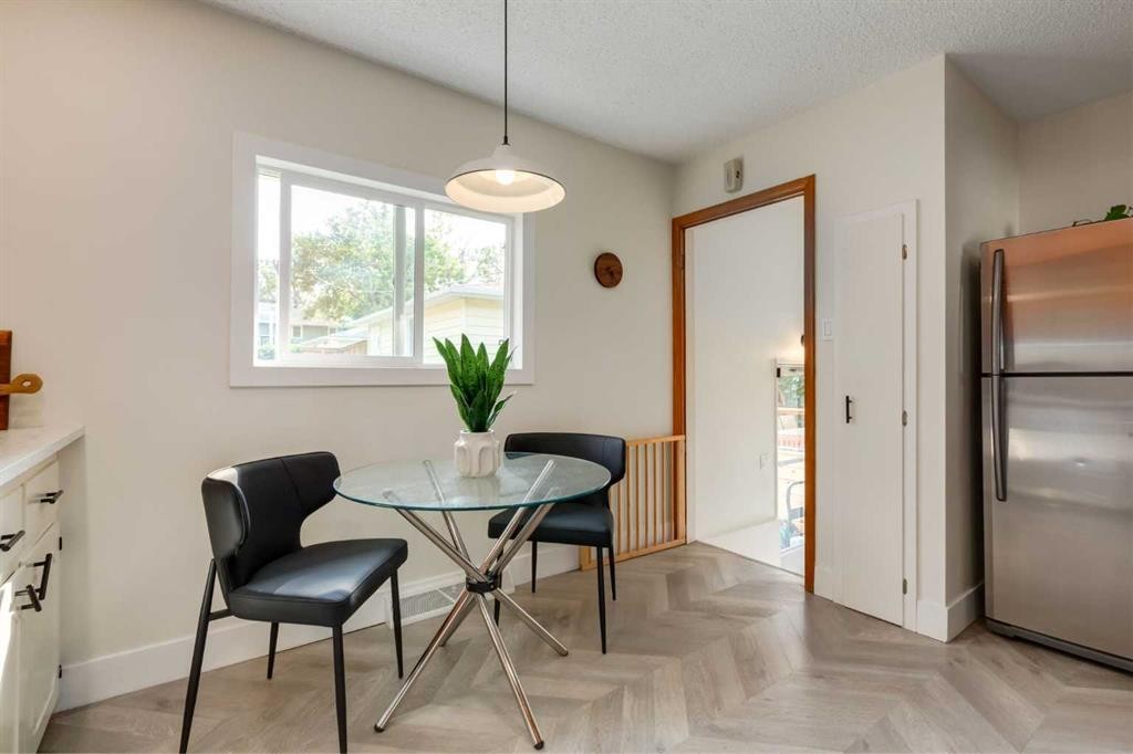 131 Thorncrest Road Nw, Calgary, AB - Indoor Photo Showing Dining Room