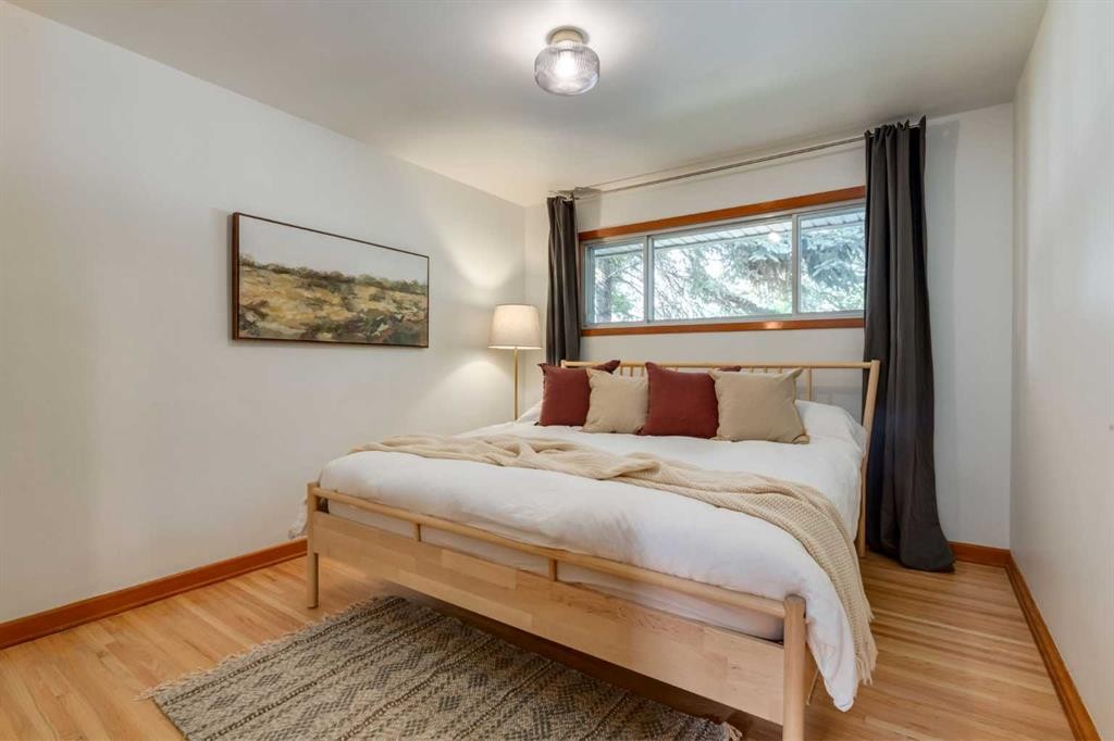 131 Thorncrest Road Nw, Calgary, AB - Indoor Photo Showing Bedroom