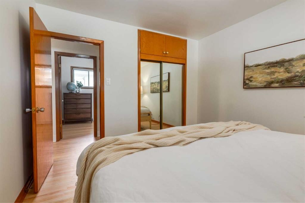 131 Thorncrest Road Nw, Calgary, AB - Indoor Photo Showing Bedroom