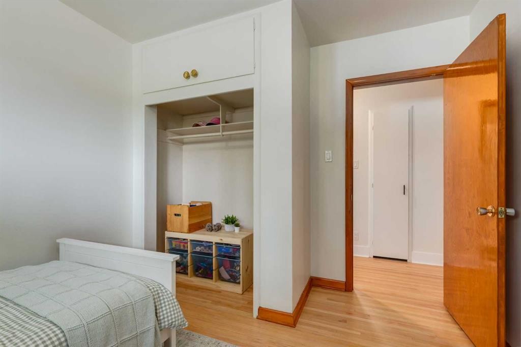 131 Thorncrest Road Nw, Calgary, AB - Indoor Photo Showing Bedroom