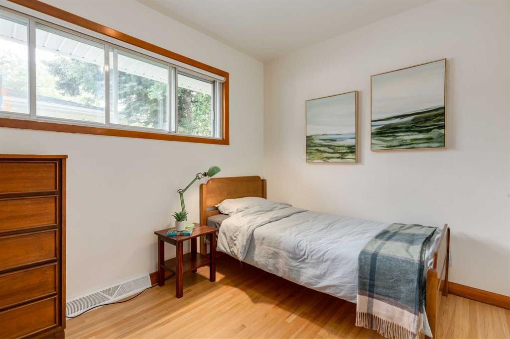 131 Thorncrest Road Nw, Calgary, AB - Indoor Photo Showing Bedroom