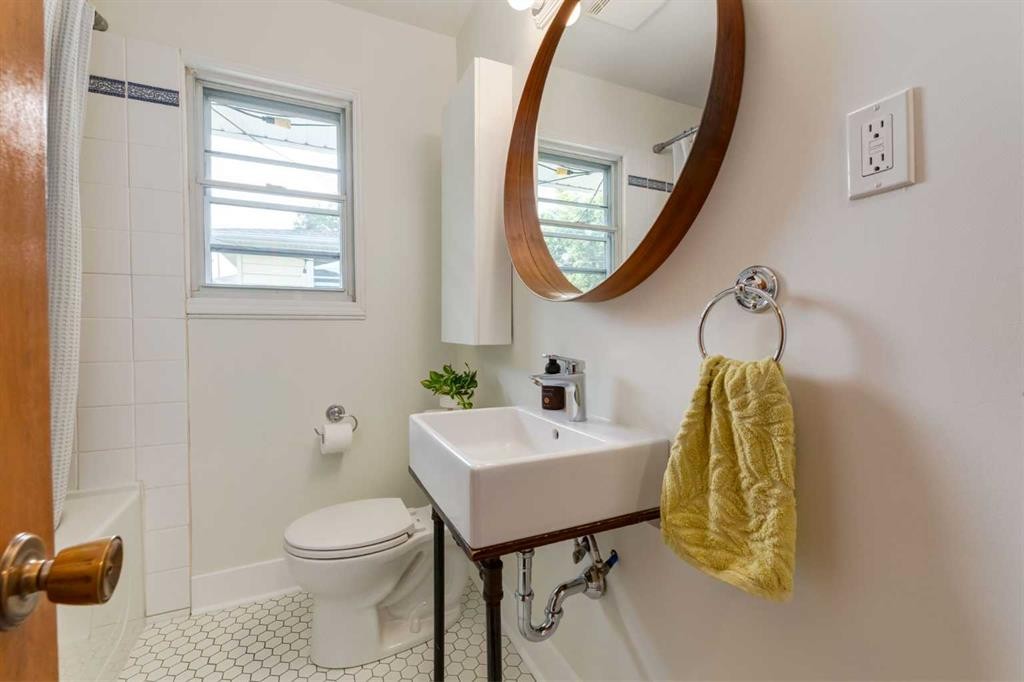 131 Thorncrest Road Nw, Calgary, AB - Indoor Photo Showing Bathroom