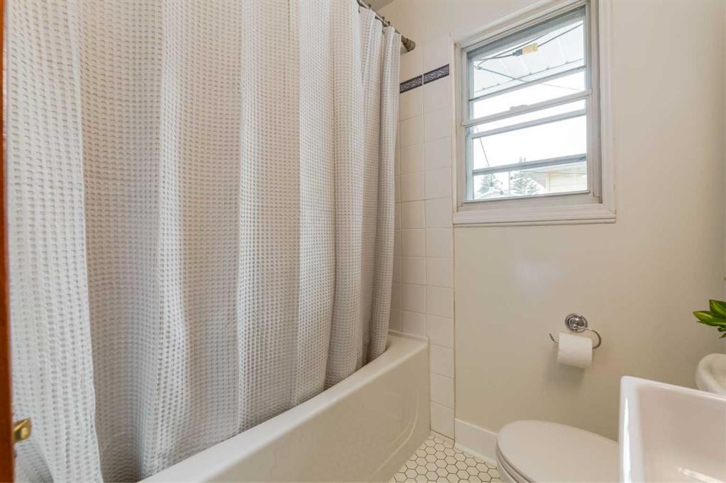 131 Thorncrest Road Nw, Calgary, AB - Indoor Photo Showing Bathroom