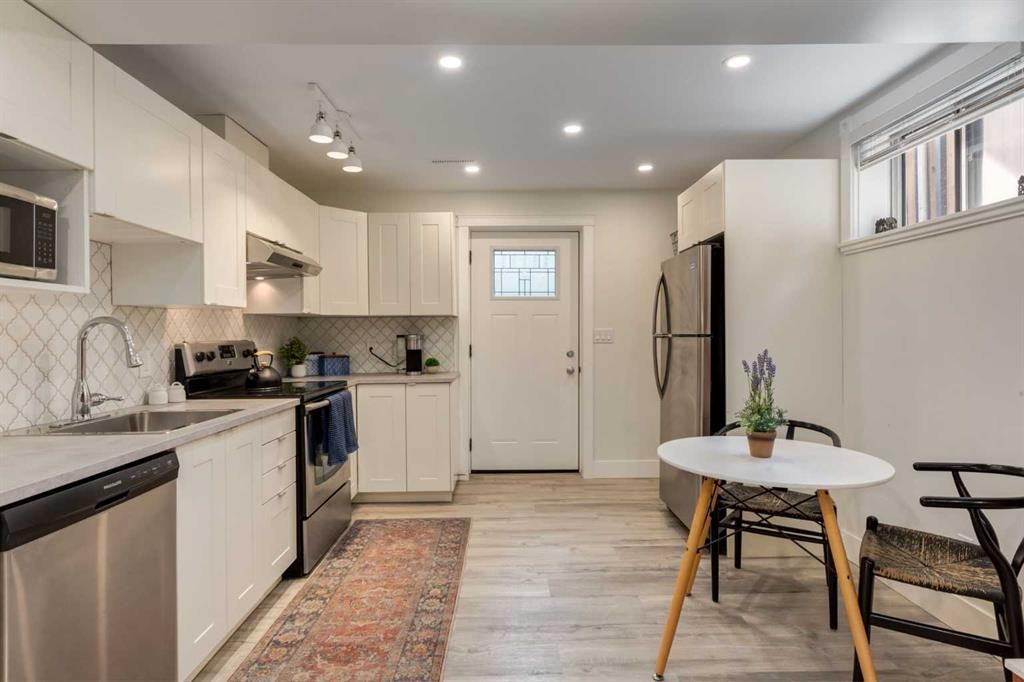 131 Thorncrest Road Nw, Calgary, AB - Indoor Photo Showing Kitchen With Stainless Steel Kitchen