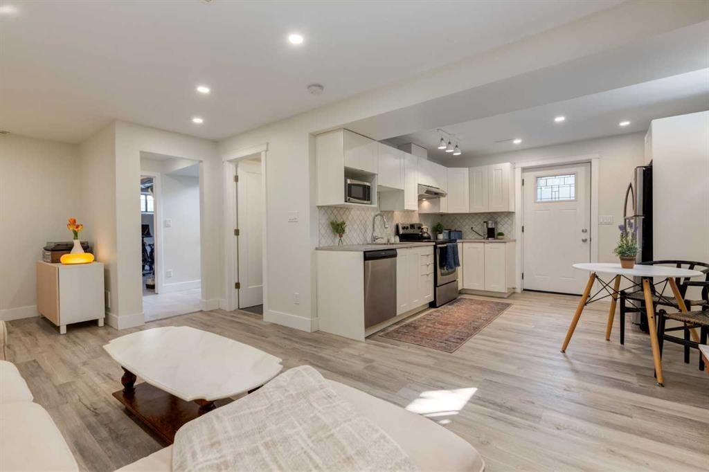 131 Thorncrest Road Nw, Calgary, AB - Indoor