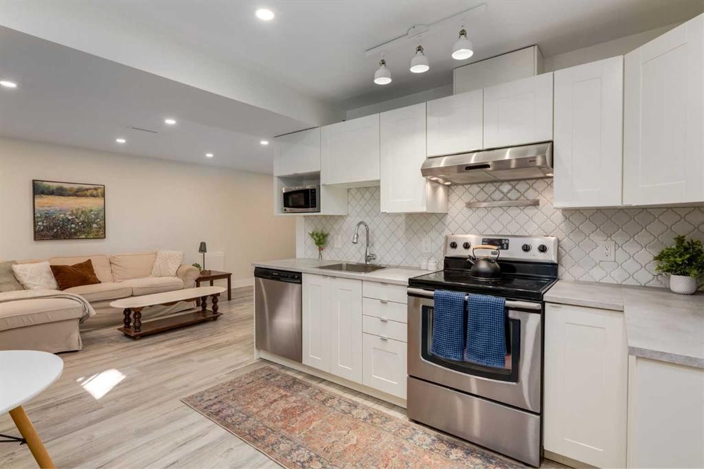 131 Thorncrest Road Nw, Calgary, AB - Indoor Photo Showing Kitchen With Stainless Steel Kitchen With Upgraded Kitchen