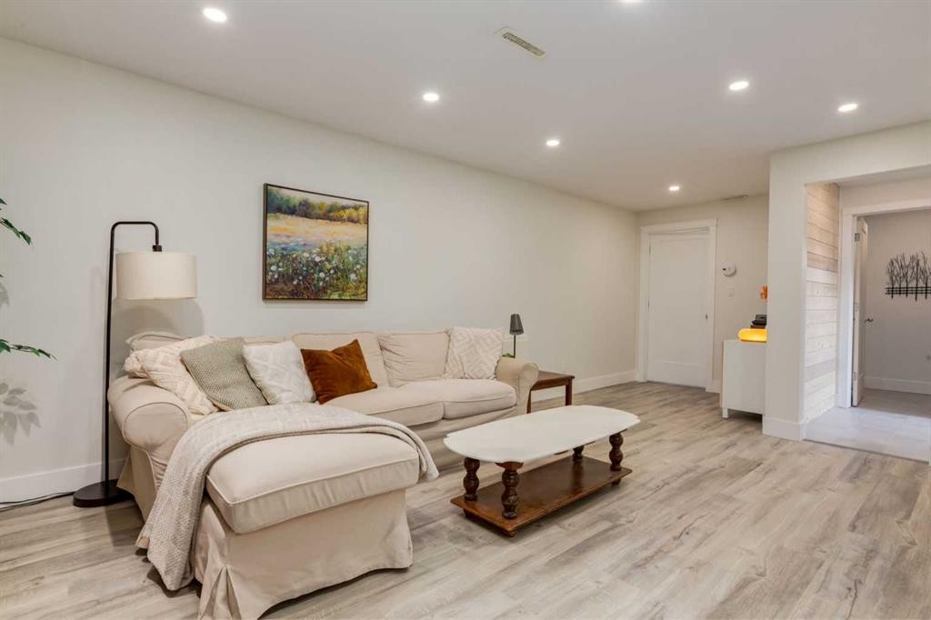 131 Thorncrest Road Nw, Calgary, AB - Indoor